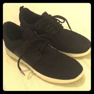 Black tennis shoes